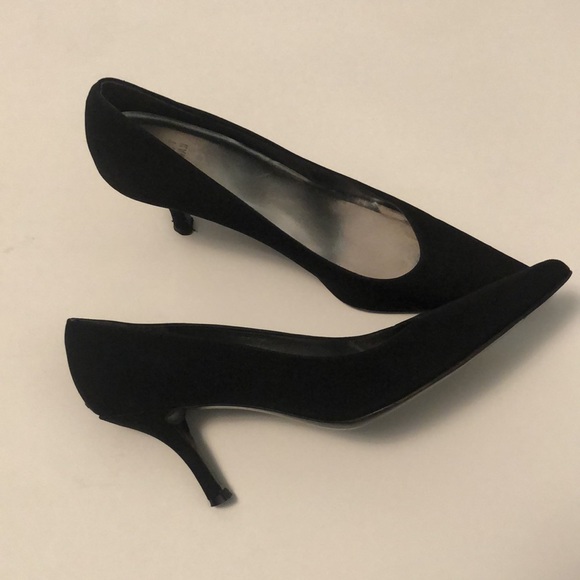 Vintage Women’s Stuart Weitzman Narrow Black Pumps 9.5N - Picture 4 of 13